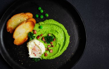 Bezelye püresi, haşlanmış yumurta, kızarmış pastırma, tost, baget, kahvaltı, ev yapımı, insan yok.,