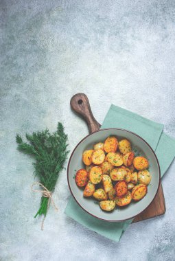 Pişmiş yeni patates, tereyağı ve dereotlu, ev yapımı, insan yok.,