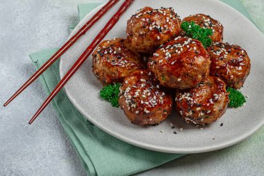 Tsukune, Japon köftesi, doğranmış tavuk, şişte kızartılmış, yakitori soslu, ev yapımı, insan yok.,