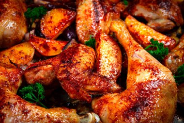 Fırında patates ve soğanlı kızarmış tavuk budu, ev yapımı. Kimse yok..