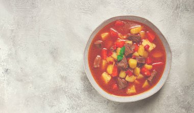 Gulaş, patates ve havuç, tatlı biber, geleneksel Macar çorbası, ev yapımı, insan yok.,