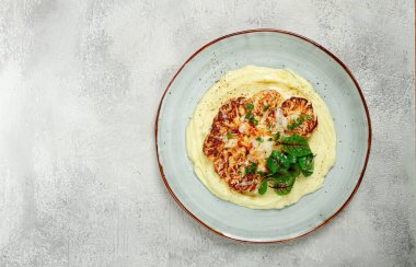 Karnabahar bifteği, patates püresi, baharat ve otlar, ev yapımı, insan yok.,