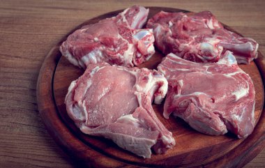 Çiğ dana eti, kemikte et, barbekü için et, kesim tahtası, üst manzara.,