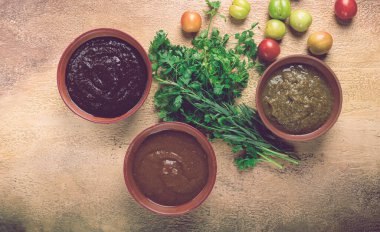 Tkemali sosu, üç çeşit tkemali sosu, seramik kaseler, üst manzara, Gürcistan mutfağı, insan yok.,