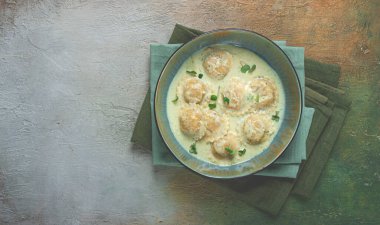Krema soslu ravioli, baharatlar ve otlar, üst manzara, insan yok.,
