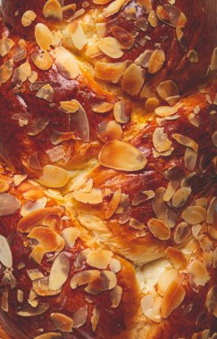 Örgü, tatlı ekmek turtası, dilimlenmiş badem, yakın çekim, kahvaltı, örgülü ekmek, brioche, üst manzara, insan yok.,