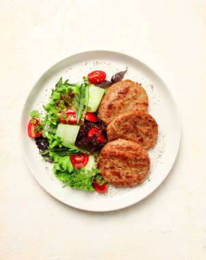 Kızarmış pirzola, kıyma, sebze salatası, üst manzara, insan yok.,