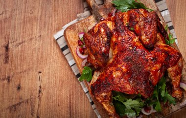 tam kızarmış tavuk, baharatlı, ızgara tavuk, kesme tahtasında, üst görünümde, ev yapımı, insan yok.,