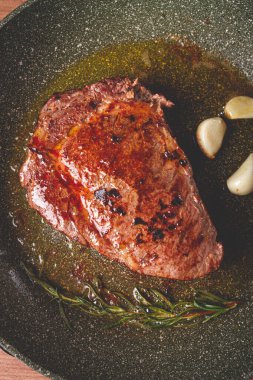 Kızarmış biftek, biftek, pirzola, kızartma tavasında, üst manzara, insan yok.