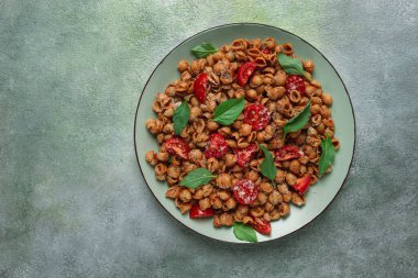 Füme paprika ve fesleğenli Toskana makarnası, parmesan peyniri, İtalyan geleneksel mutfağı.,