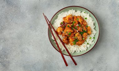 Kızarmış tavuklu teriyaki, pilav, yeşil soğan ve susamlı, ev yapımı, insan yok.,