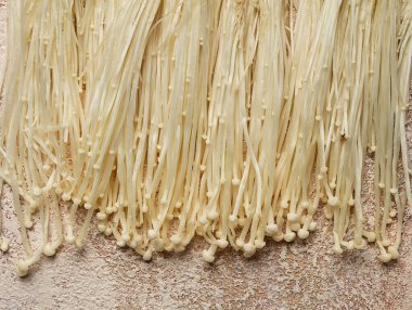 enoki mantarları, çiğ, üst görünüm, yakın çekim,