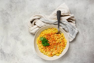 Karidesli risotto, bir kasede, dokulu bir yüzeyde, yanında taze kişniş tabağı, ev yapımı, insan yok.,