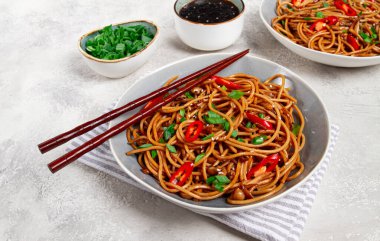 udon eriştesi, shimeji mantarlı, sebzeli, soslu, susam tohumlu, yeşil soğanlı, Asya vejetaryen yemeği, yatay, insan olmadan,
