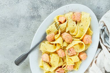 Papardelle makarna, somonlu kremalı sos, doğal ışık, yaşam tarzı, ev yapımı, gri arka planda insan yok.,