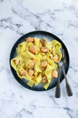 Papardelle makarna, somonlu kremalı sos, doğal ışık, yaşam tarzı, ev yapımı, gri arka planda insan yok.,