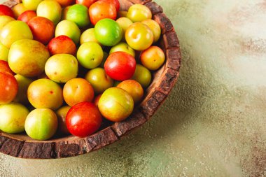 Kirazlı erik tkemali, meyve, erik çeşitliliği, ahşap tabakta, Gürcistan mutfağı, üst manzara, insan yok.,