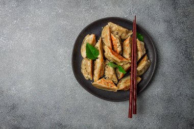 Japon usulü kızarmış hamur köftesi, gyoza, susam tohumu, üst manzara, insan yok.,