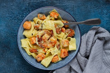 Sütlü soslu papardelle makarna, deniz ürünleri, ev yapımı, insan yok.,