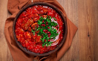 Chashushuli, geleneksel bir Gürcü yemeği, baharatlı, domates ve baharatlı et, ev yapımı, insan yok.,