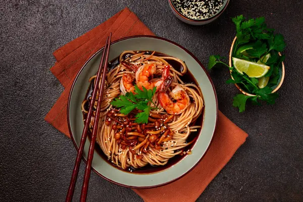 soba, karabuğday eriştesi, shimeji mantarı ve kaplan karidesi, susam, limon, maydanoz, ev yapımı, insan yok.,