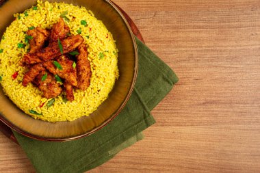 Soya soslu tavuk fileto, kızarmış pilav, ev yapımı, insan yok.,