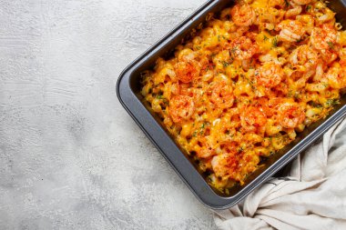 Karides ve peynirli makarna, altın kabuklu, fırın kabında pişirilmiş, ev yapımı, insan yok.,