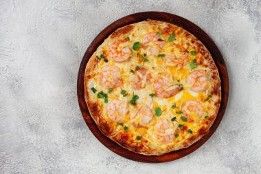 Dört peynirli karides ve taze mikro yeşil pizza, ahşap bir tahtanın üzerinde servis ediliyor, ev yapımı, insan yok.,