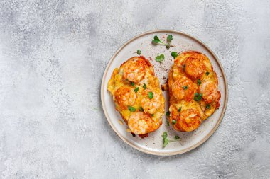 Karides ve peynirli sandviçler, fırında pişirilmiş, mikro yeşillikler, kahvaltı, ev yapımı, insan yok.,