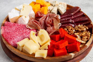 Bir tabak peynirli et kesimi, üst manzara, insan yok.,