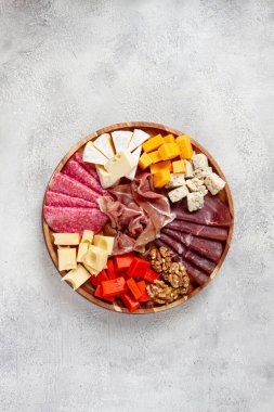 Bir tabak peynirli et kesimi, üst manzara, insan yok.,