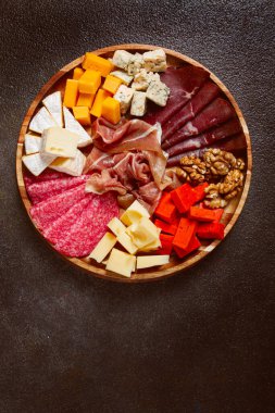 Bir tabak peynirli et kesimi, üst manzara, insan yok.,