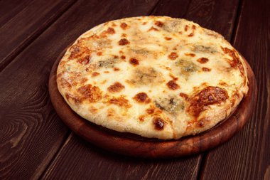 Taze pişmiş peynirli pizza, altın hamurlu ve köpüklü peynir, beyaz pizza, tahtadan yapılmış, ev yapımı, insan yok.,