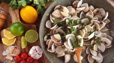 Kızartma tavasında vongole kabuklu deniz hayvanı pişirmek, baharatlar ve beyaz şarap, mobil video,