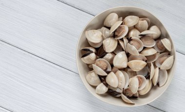 Dondurulmuş midyeler, açık bir tabakta, üst manzara, insan yok.,