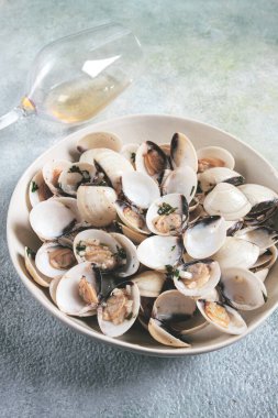 Baharatlı, beyaz şaraplı, mantarlı midyeler.,