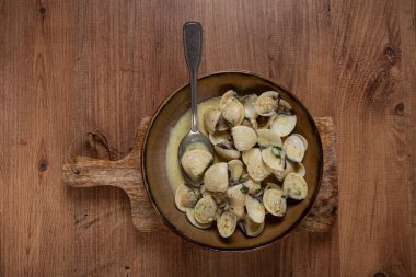 Vongole midyeleri, krema soslu, ev yapımı, üst manzara, insan yok.,