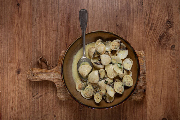 моллюски вонгол, в сливочном соусе, домашний, вид сверху, людей нет,