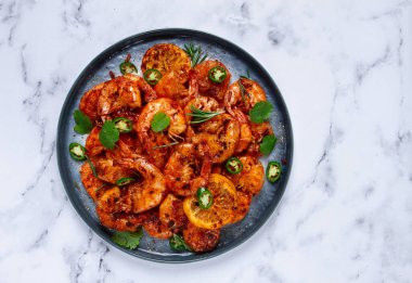 Izgara karides, soyulmamış, başsız, baharatlı, mermer bir masada, ev yapımı, insan yok.,