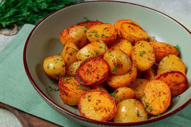 Pişmiş yeni patates, tereyağı ve dereotlu, ev yapımı, insan yok.,