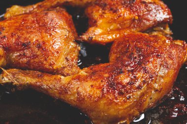 kızarmış tavuk bacağı, çıtır çıtır derili, tavada servis edilmiş, köy usulü, ev yapımı, insan yok.,