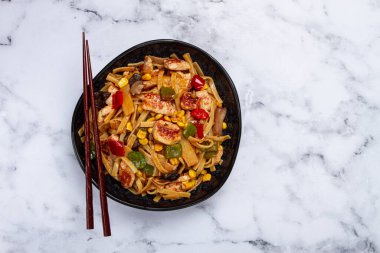 Tavuk etli ve sebzeli kızarmış erişte, Bami Goreng, Endonezya yemeği, insan yok.,