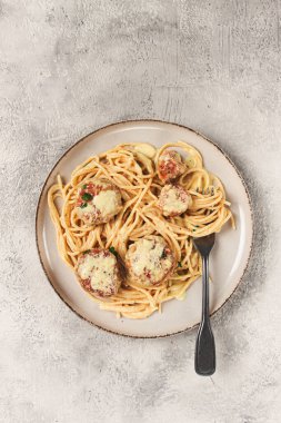 Tavuk köfteli spagetti, krema soslu, ve parmesan peyniri, ve mikro yeşillikle süslenmiş, ev yapımı, insan yok.,