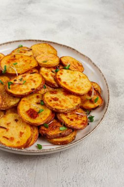 Patates dilimleri, parmesan peyniri ve baharatla fırında kızartılmış, ev yapımı, insan yok.,