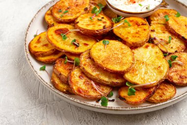 Patates dilimleri, parmesan peyniri ve baharatla fırında kızartılmış, ev yapımı, insan yok.,