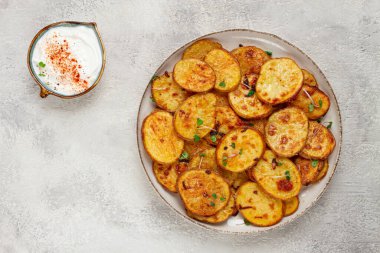 Patates dilimleri, parmesan peyniri ve baharatla fırında kızartılmış, ev yapımı, insan yok.,