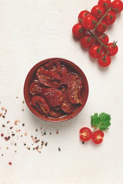 Kurutulmuş domatesler, bir kâsede, beyaz arka planda, üst manzarada.,