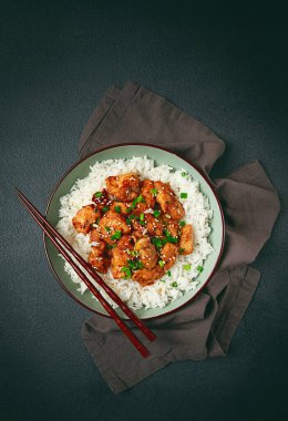 Kızarmış tavuklu teriyaki, pilav, yeşil soğan ve susamlı, ev yapımı, insan yok.,