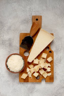 Taze dilimlenmiş ve rendelenmiş peynir, parmesan peyniri, büyük anne hazzı. Grana padano. Ahşap kesim tahtasının üzerinde, köylü tarzı, insan yok.