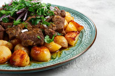 Kuyrdak, patates kızartması ve taze otlar, ev yapımı Kazak, insan yok.,